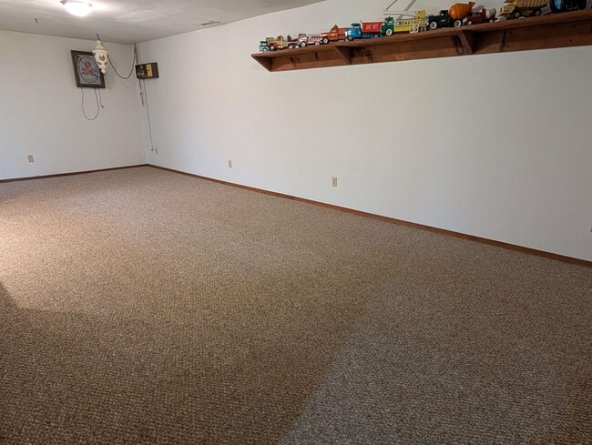 Building Photo - 204 Hickory Dr