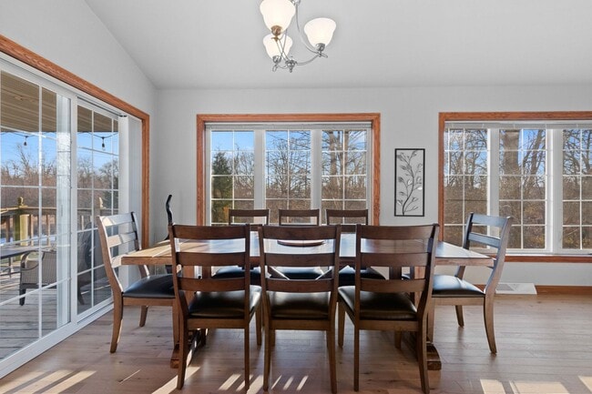 Building Photo - River Point Court Duplex