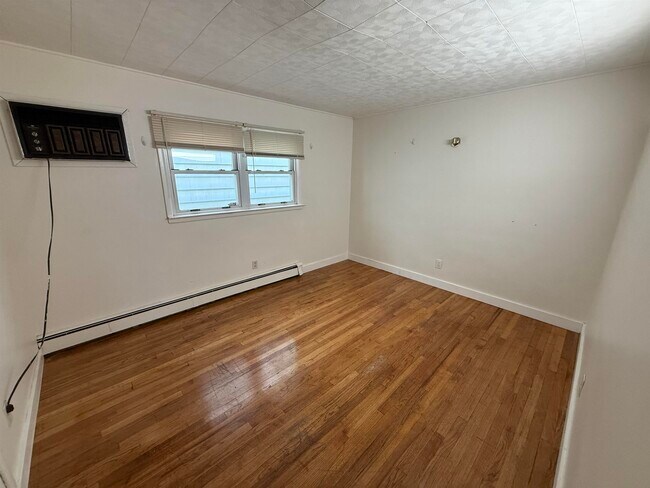 Building Photo - 36 W 9th St