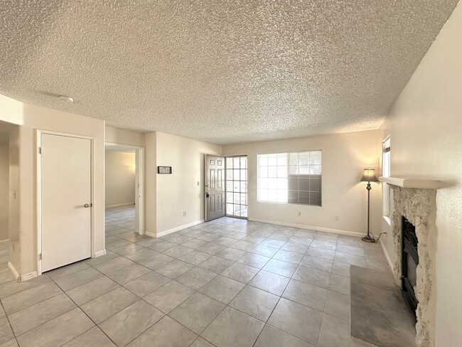 Building Photo - Lakeview Condo