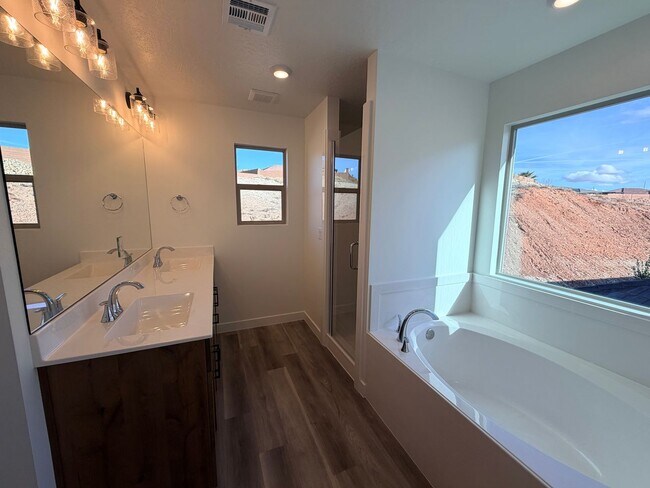 Building Photo - Beautiful Brand new 4 bedroom, 2.5 bathroom home in St George!