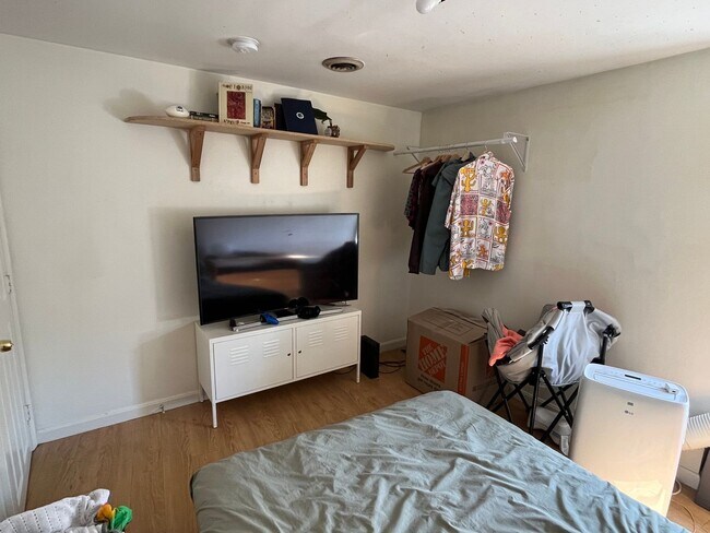 Building Photo - Welcome UNH Students! Prime 2-Bedroom Apar...