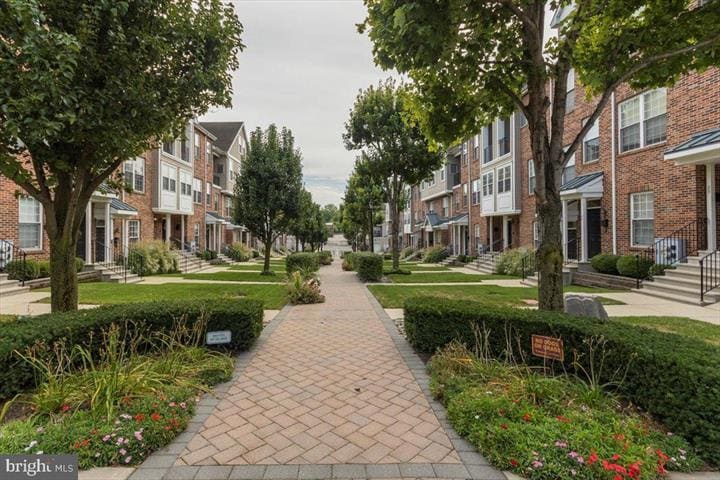 Community Garden Area for relaxing - 3152 W Master St