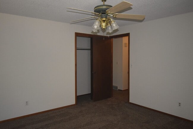 Building Photo - GREAT 3 BEDROOM/2 BATHROOM TOWNHOME WITH NEW PAINT & FLOORING. AVAILABLE 5/23.