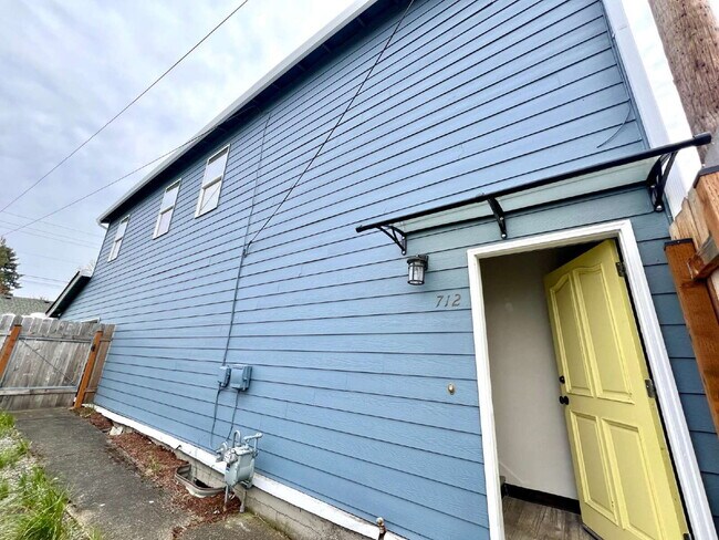 Building Photo - Beautifully Renovated 3 Bedroom Apartment on the 2nd Floor