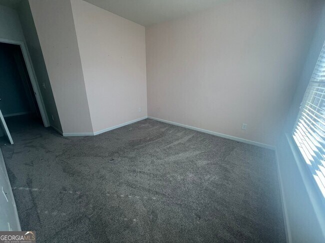 Building Photo - 165 Craines View