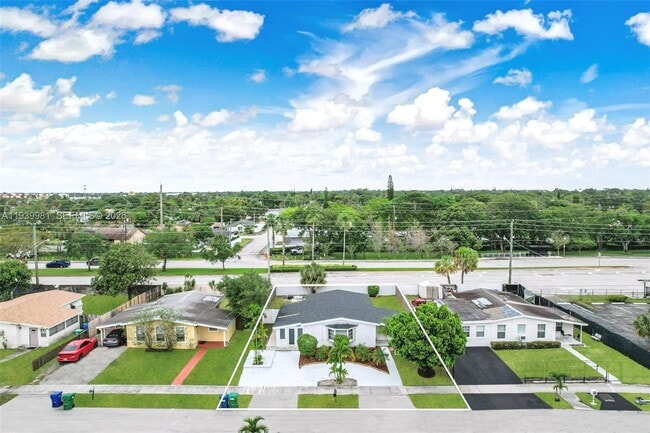 Building Photo - 2911 NW 5th Ct