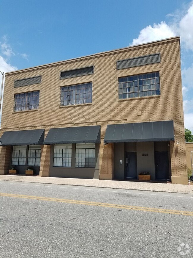 Building Photo - 2 bedroom 2 bath furnished - first floor unit
