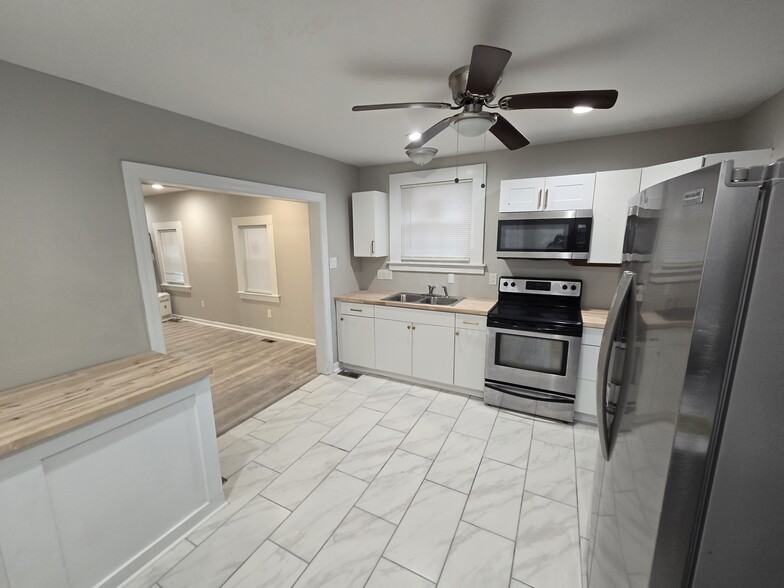 Kitchen - 160 W Seaview Ave