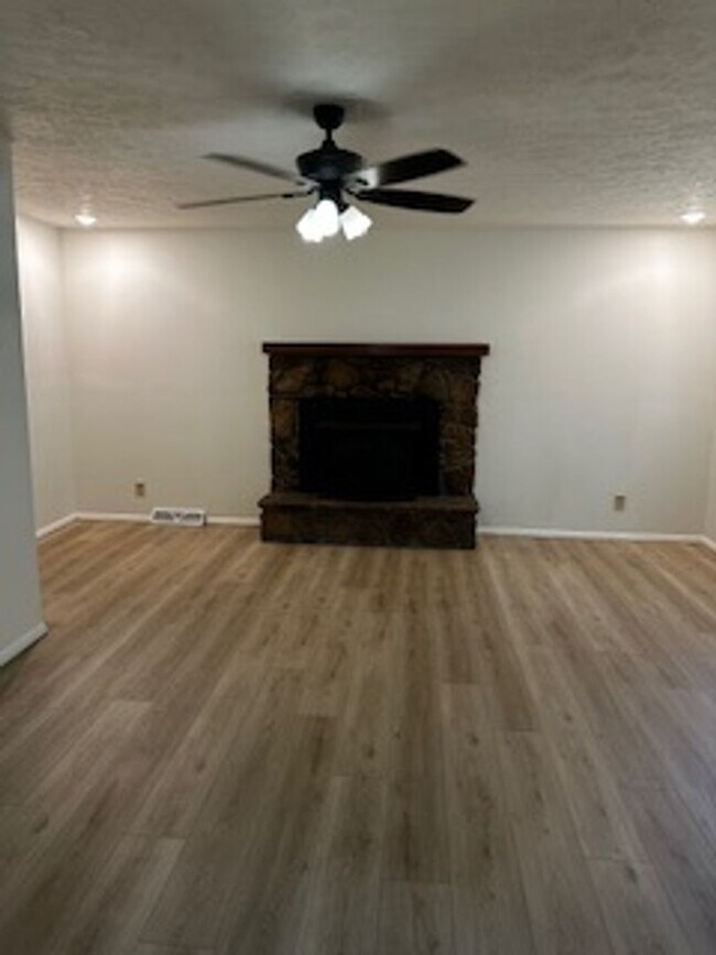 Building Photo - Fully Remodeled Home!