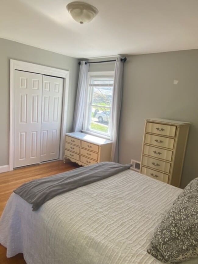 Building Photo - Bright and Cheery 4 Bedroom Home in Desiriable Sheffield Neighborhood