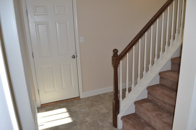 Building Photo - Beautiful Bi-level  Home w/ 2 car Garage and Central AC. One Pet OK!