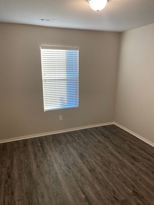 Building Photo - 1610 Raden St