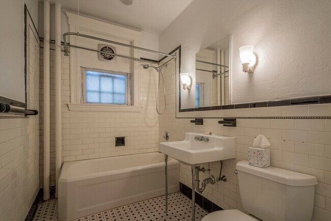 Building Photo - 2 Newport Rd