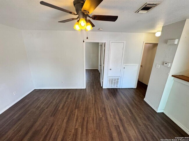 Building Photo - 830 W Hutchins Pl