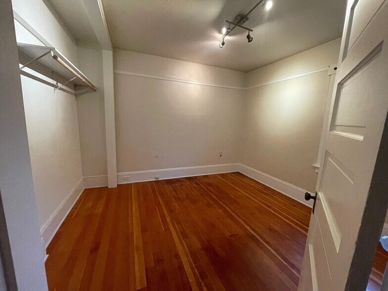 Building Photo - 3304 NE 73rd Ave