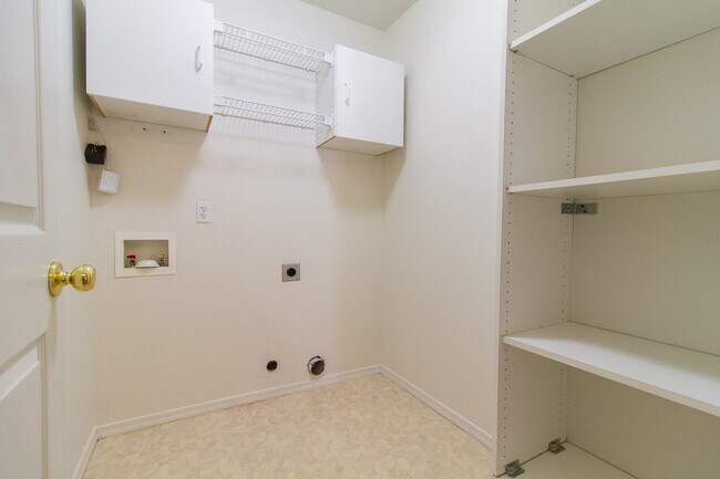 Building Photo - Wonderful property on corner lot!!