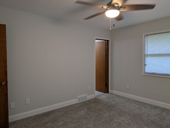 Building Photo - Spacious 4 bedroom 3 bathroom family home in Neenah