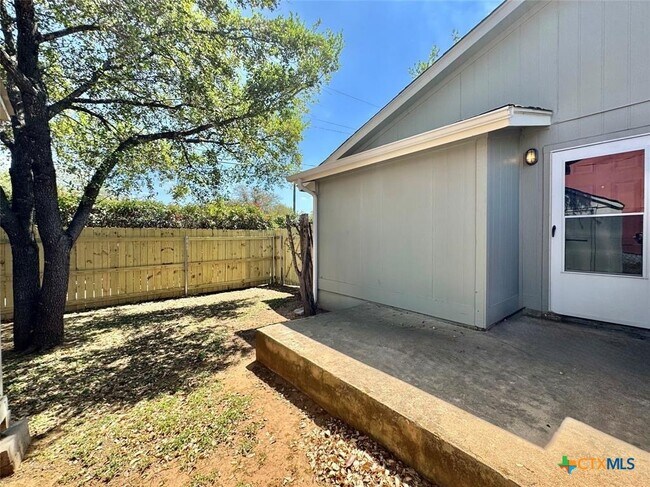 Building Photo - 2110 Blue Meadow Dr