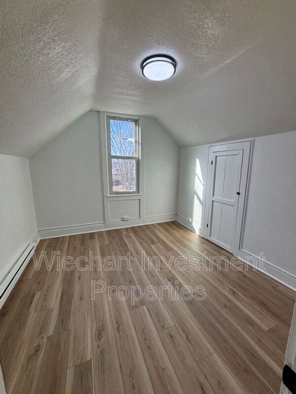 Building Photo - 867 W Spring St