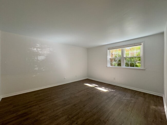 Building Photo - Charming and Spacious One Bedroom in Homeland Southway!