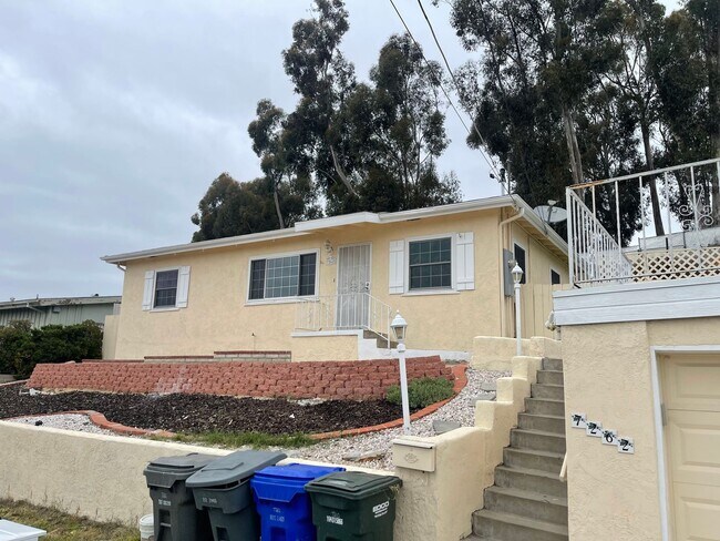 Building Photo - 3 Bed, 2 Bath House, New Kitchen plus 2 Bonus Rooms/Office in La Mesa!
