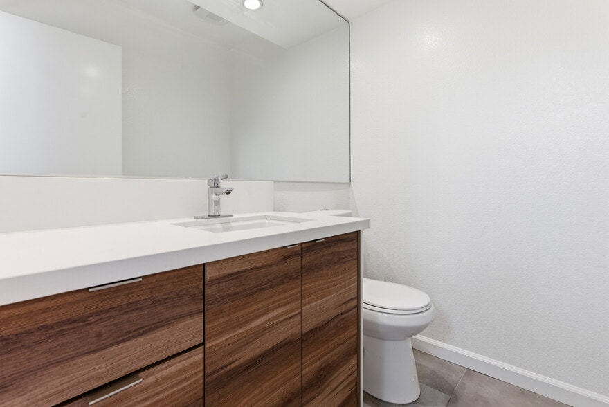 Building Photo - 1083 1/2 W Kensington Rd