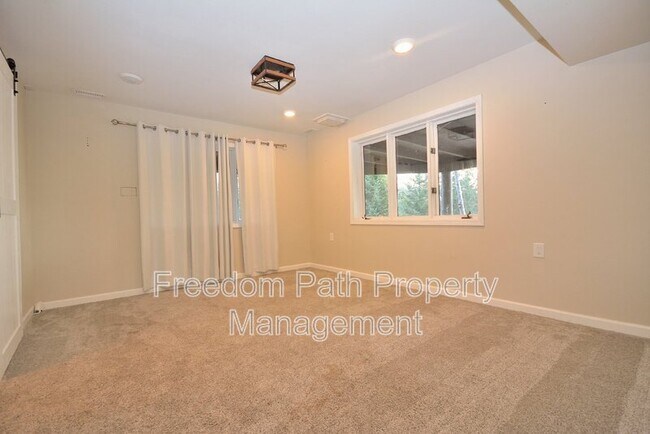 Building Photo - 480 Sunnyside Ridge Rd