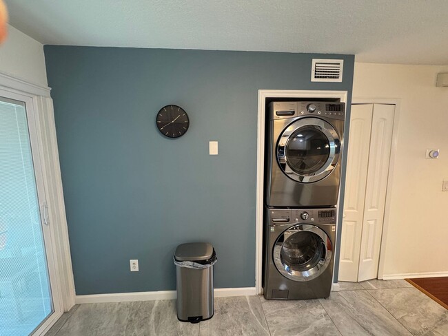 Building Photo - Charming 2-Bedroom Condo with Pool Access & Water Included – Prime Orlando Location