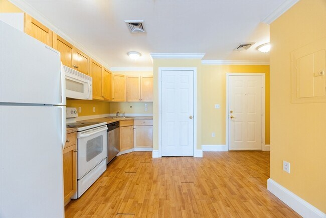 Building Photo - 426 Mt Hope St