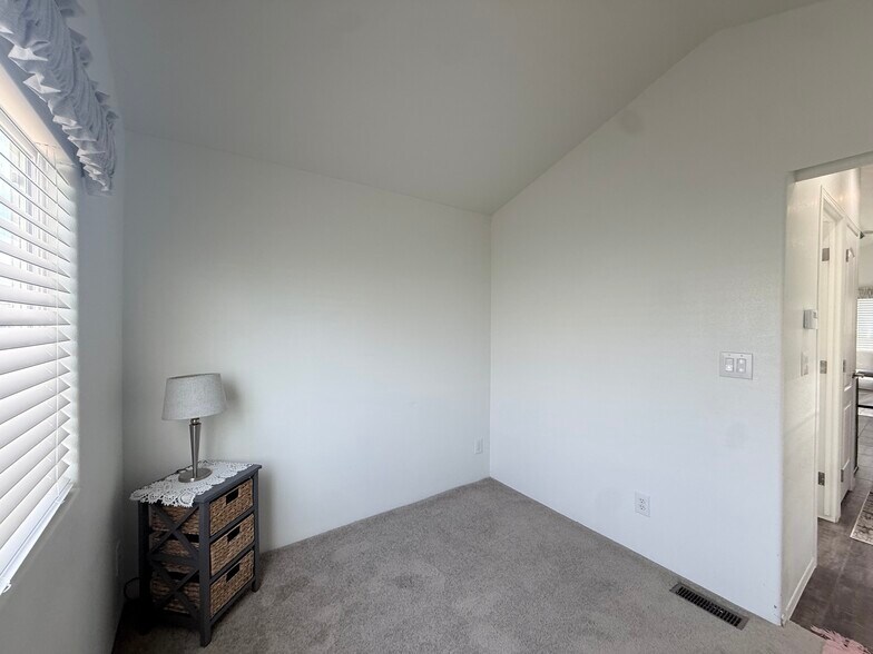 Building Photo - 925 N Plaza Dr