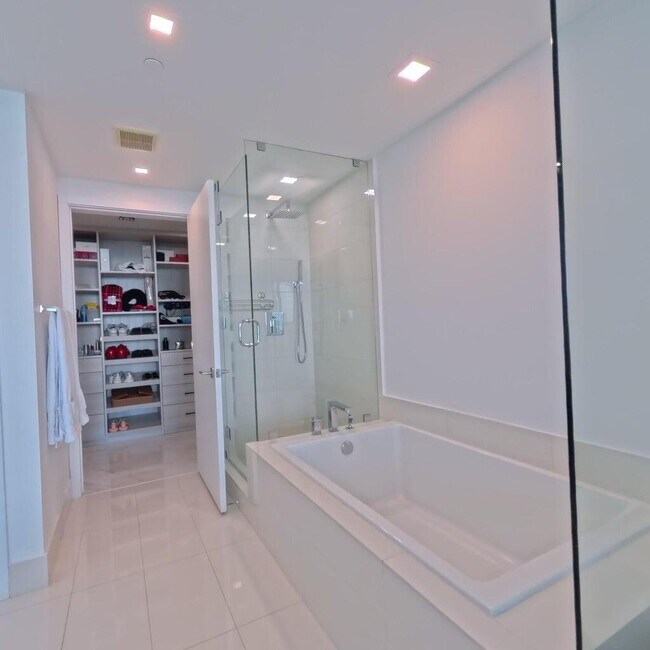 Building Photo - 650 NE 32nd St