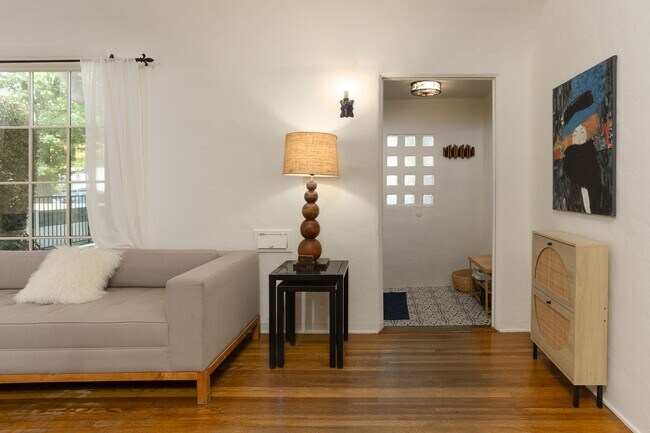 Building Photo - Beautiful 3 Bedroom Home in Prime North Hollywood Location
