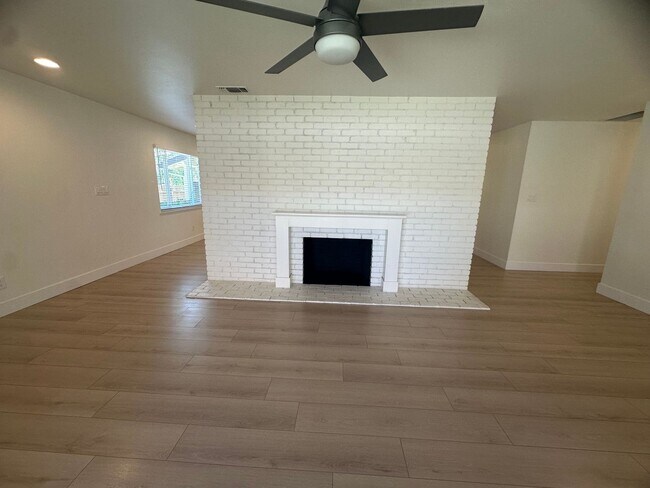 Building Photo - 9101 Rosewood Dr