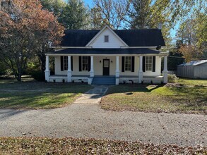 Building Photo - Spacious 3 Bedroom 2 Bath Home in Pittsview!