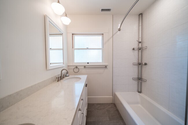 Building Photo - 3924 Alameda Pl