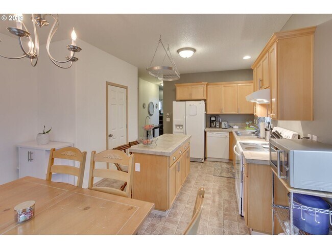 Building Photo - Charming North Portland 3 Bed 2.5 Bath Kenton Neighborhood House ~ Garage, A/C & Washer & Dryer!