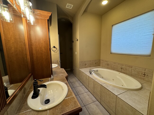 Building Photo - 682 La Melodia Dr