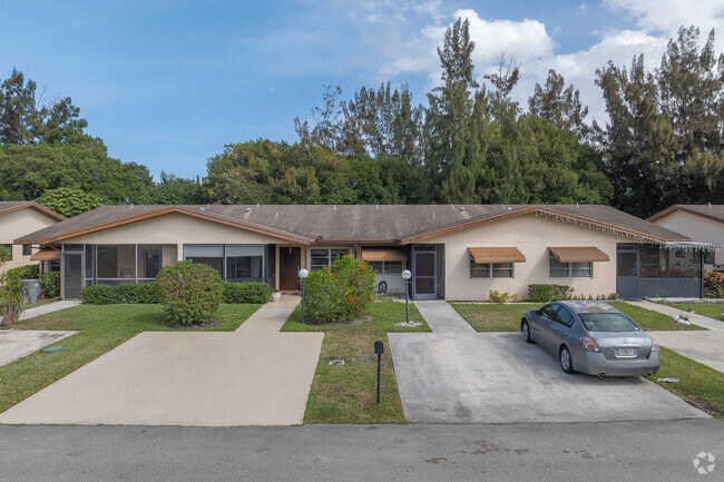 Building Photo - Delray Villas III