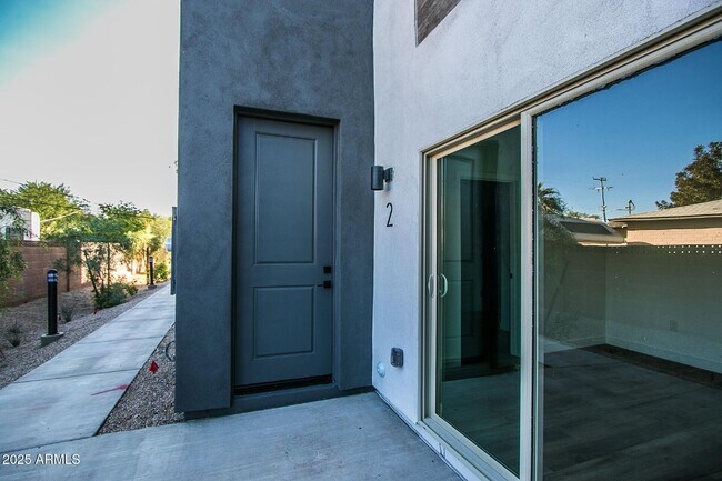 Building Photo - 1443 E Osborn Rd