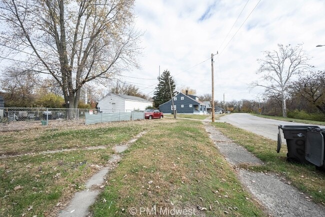 Building Photo - Charming 3-Bedroom Duplex with 2 Full Baths in Indianapolis - A Must See!