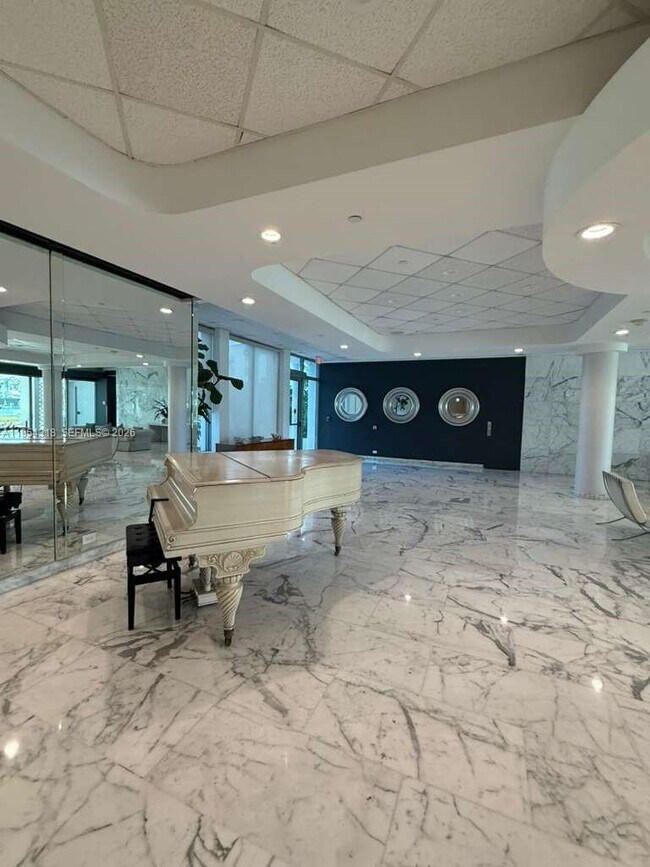 Building Photo - 5055 Collins Ave