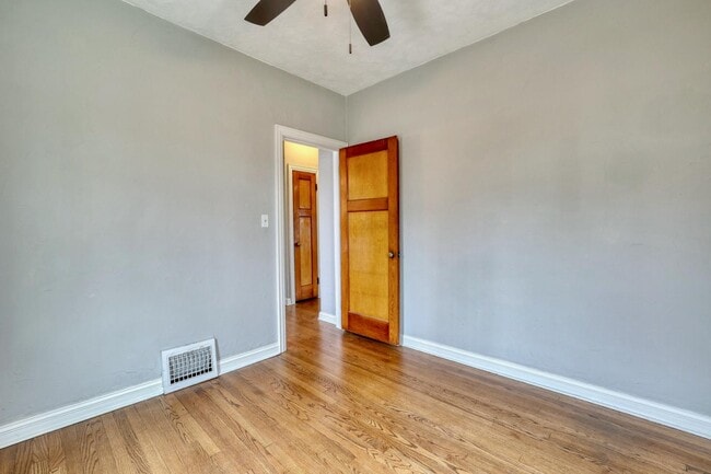 Building Photo - 122 S 77th St