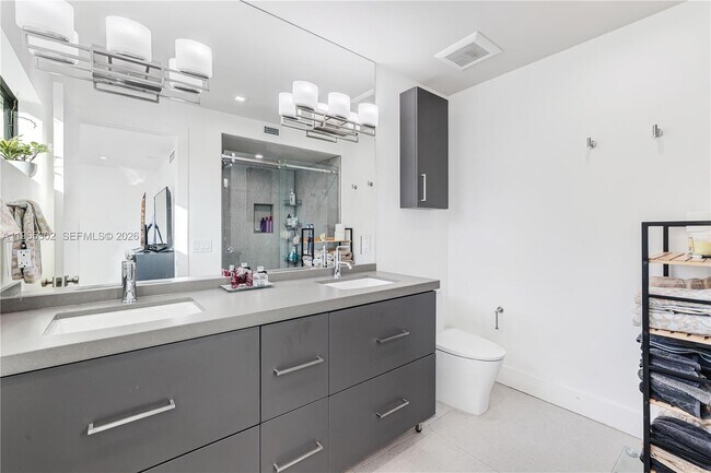 Building Photo - 640 Fernwood Rd