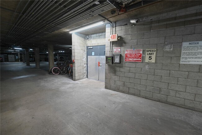 Building Photo - 615 Hampton Dr