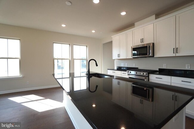 Building Photo - 612 America Dr