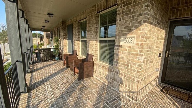 Building Photo - 2008 Naples Dr