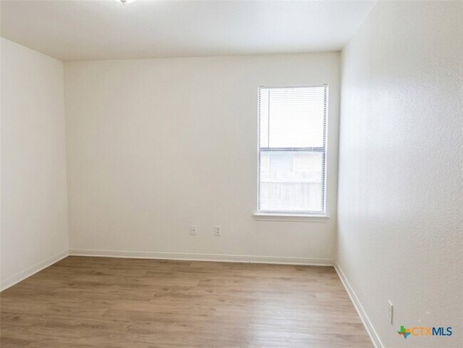 Building Photo - 305 Cedar Ridge Dr