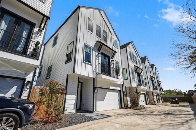 Building Photo - 825 Woodcrest Dr