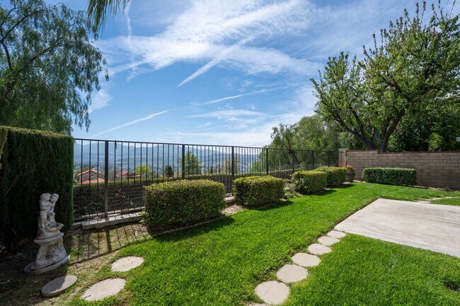 Building Photo - Sparkling Clean 3 Bedroom, 2 Bath Home with a View!